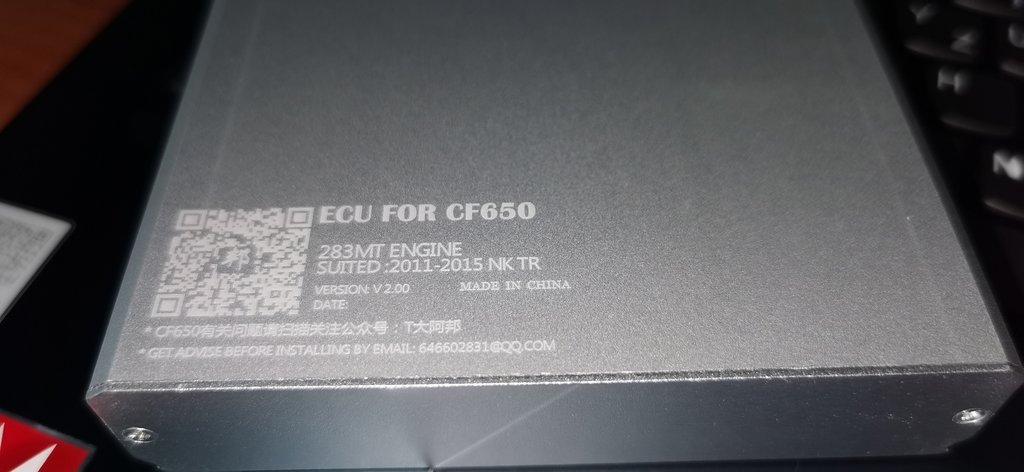 Nová ECU. Všimnite si, že je tam aj QR kód na stránku výrobcu. Je to však na čínsky chat a všetko je tam v čínštine. Z obrázkov sa však dá vyčítať, že popisuje problémy, ktoré mal s NK. Uvedený je aj kontaktný mail. Verzia mojej RJ je 2.0 Nová ECU. Všimnite si, že je tam aj QR kód na stránku výrobcu. Je to však na čínsky chat a všetko je tam v čínštine. Z obrázkov sa však dá vyčítať, že popisuje problémy, ktoré mal s NK. Uvedený je aj kontaktný mail. Verzia mojej RJ je 2.0