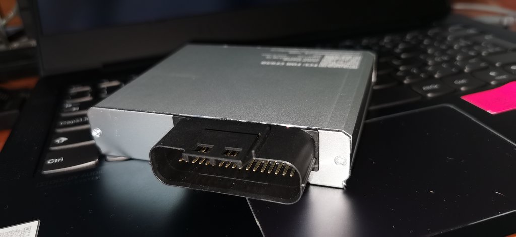 Konektor novej RJ je zhodný so starou a sedí presne, vrátane istiacej západky proti odpojeniu. Konektor novej RJ je zhodný so starou a sedí presne, vrátane istiacej západky proti odpojeniu.