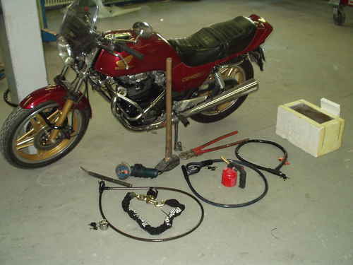 Veterán Honda CB 400, náradie a prípravky pripravené na jeho vyslobodenie Veterán Honda CB 400, náradie a prípravky pripravené na jeho vyslobodenie