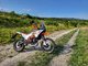 Video: KTM 390 Adventure R (2025) - Balkán dáš po vlastnej osi, potom v teréne bez kompromisov Video: KTM 390 Adventure R (2025) - Balkán dáš po vlastnej osi, potom v teréne bez kompromisov