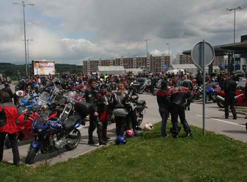 Bolo nás okolo 200 Bolo nás okolo 200