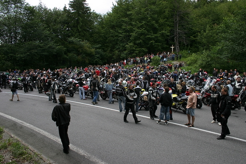 Hore na Šturci už veľa miesta neostalo... Motorky zaberali celé parkovisko a jeden jazdný pruh v dĺžke vyše 100 metrov Hore na Šturci už veľa miesta neostalo... Motorky zaberali celé parkovisko a jeden jazdný pruh v dĺžke vyše 100 metrov
