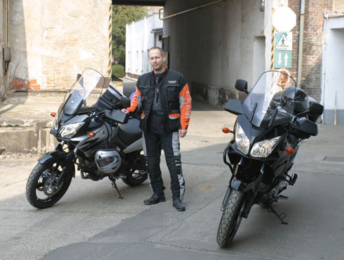 Ešte čisté motorky tesne pred naštartovaním Ešte čisté motorky tesne pred naštartovaním