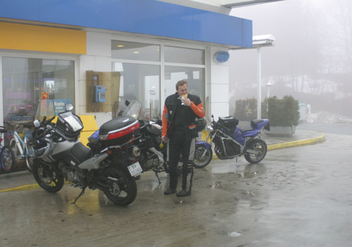 Toto je hmla iba na pumpe. Na ceste to bolo horšie....v pozadí moto \"strítfajtera\" Toto je hmla iba na pumpe. Na ceste to bolo horšie....v pozadí moto \"strítfajtera\"