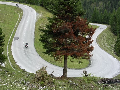 Nockalmstrasse je pozakrúcaná aj v doline Nockalmstrasse je pozakrúcaná aj v doline