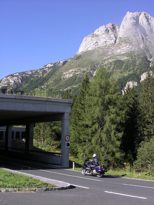 Gabo po sérii serpentíniek vchádza do strmej galérie záveru stúpania na Plöckenpass z juhu Gabo po sérii serpentíniek vchádza do strmej galérie záveru stúpania na Plöckenpass z juhu